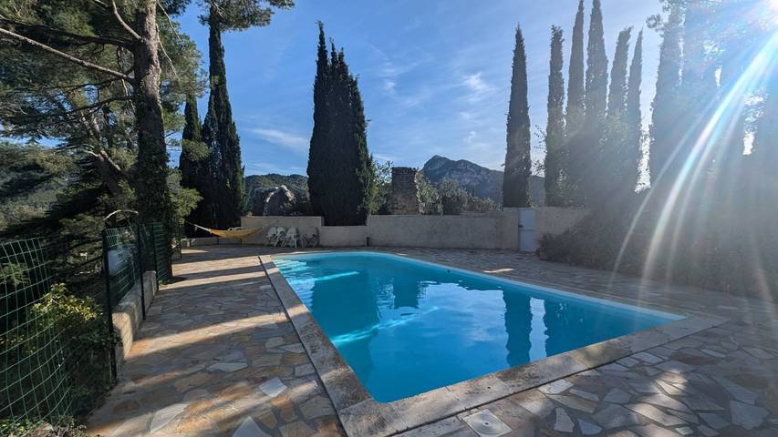 Gîte pour 8 personnes, avec piscine et terrasse, animaux acceptés