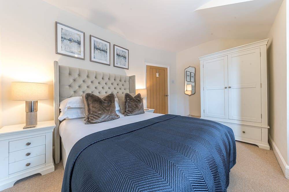 Pottery Gate - sleeps 4 in modern dog friendly cottage with parking and new bathroom in Bowness-on-Windermere, Lake District