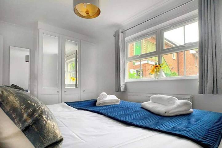 Entire apartment, Wokingham - 2 Bedroom Maisonette - With Parking in Wokingham, Berkshire