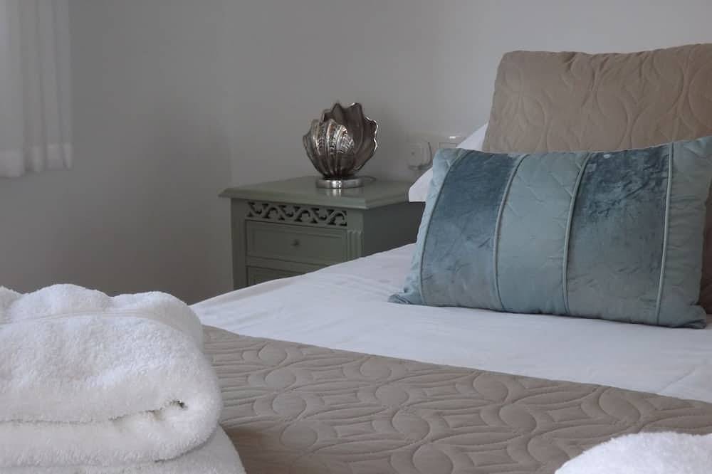 Villa with private pool and sea view from 1st floor, 5 mins walk to beach in Cala Vedella, Sant Josep de sa Talaia