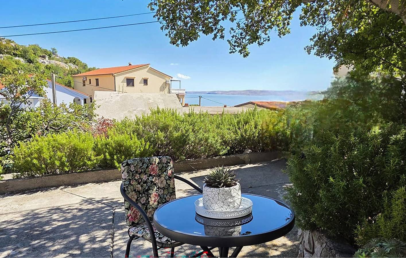 Ganze Ferienwohnung, Apartment an der Küste mit Meerblick, Terrasse und guter Anbindung an Karlobag in Karlobag, Naturpark Velebit