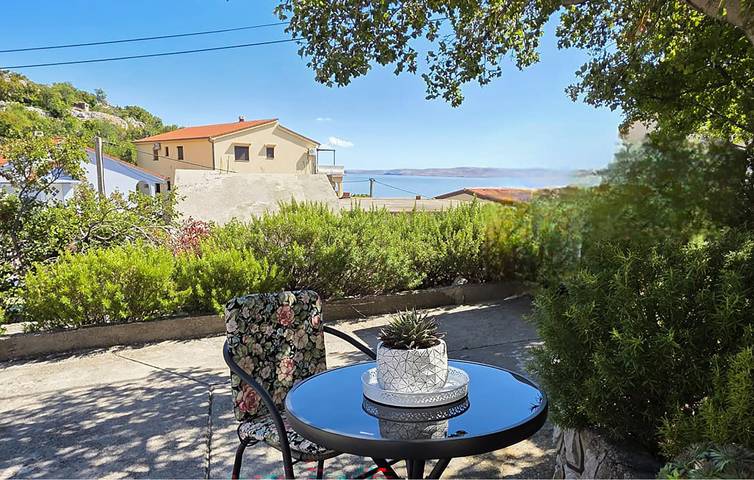 Ferienwohnung für 2 Personen, mit Terrasse und Garten in Karlobag