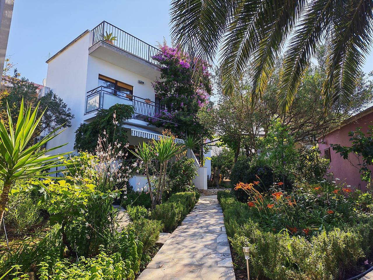 Familienfreundliches Haus, direkt am Strand in Rogoznica, Šibenik-Knin