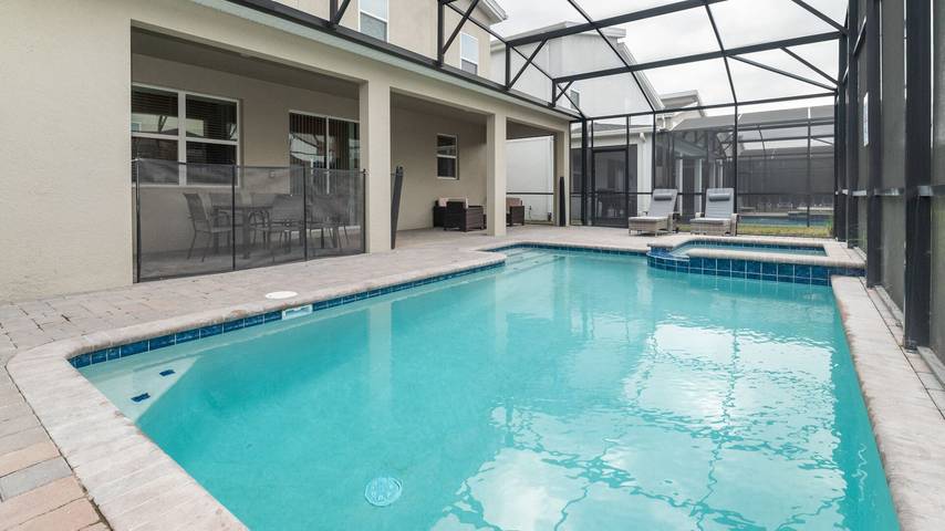 Chalet para 13 personas, con jardín además de piscina y piscina para niños - 1
