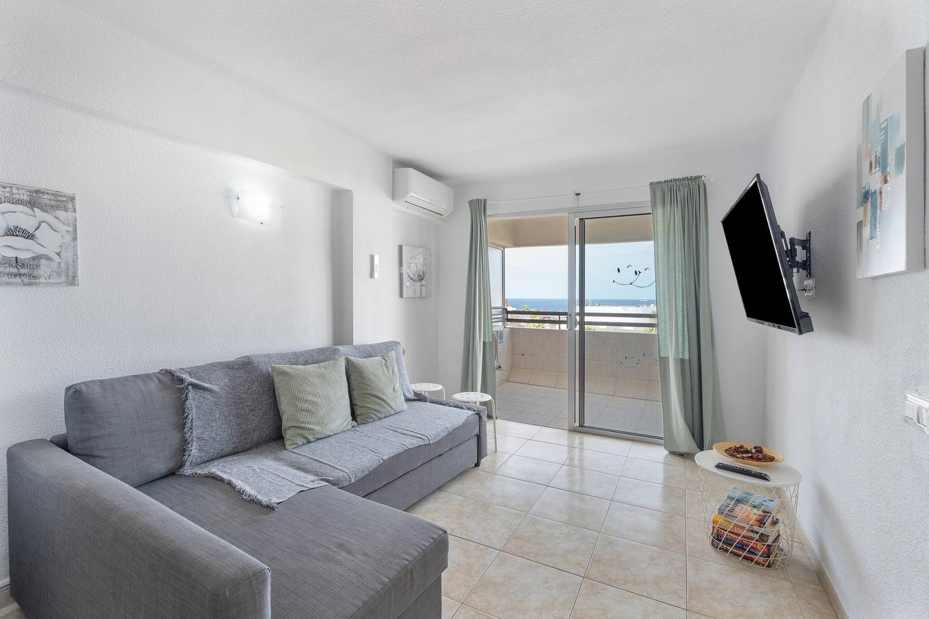 Hel lejlighed, Vacation Home 'Santa Maria 151' with Sea View, Shared Pool & Wi-Fi in Playa Puerto Colón, Adeje