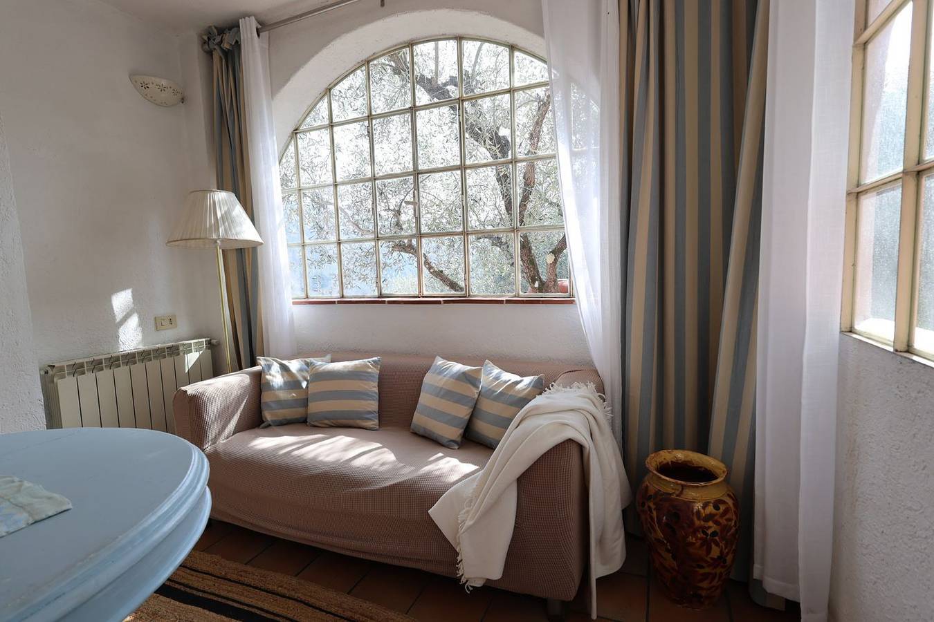 Lichtdurchflutetes Ferienhaus mit drei Terrassen und Gemeinschaftspool in Casa Carli, Prelà