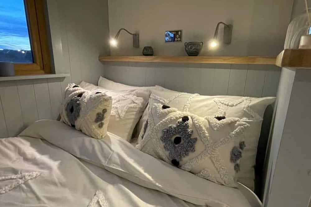 Warm, cosy Shepherds Hut near coastal path! in Goodwick, Pembrokeshire
