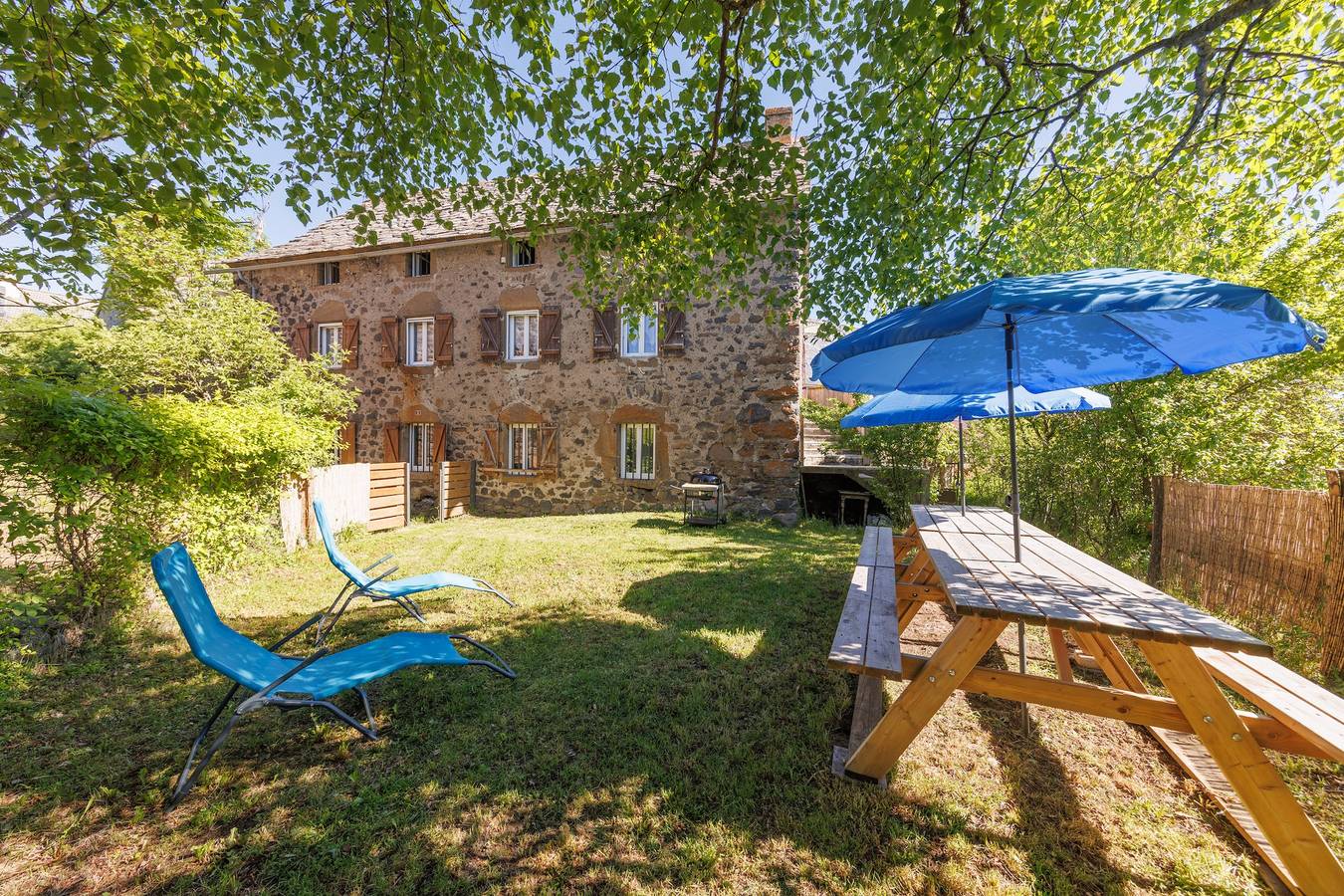 Maison Paulette - Belle maison pour 8 en altitude in Neussargues en Pinatelle, Parc naturel régional des Volcans d'Auvergne