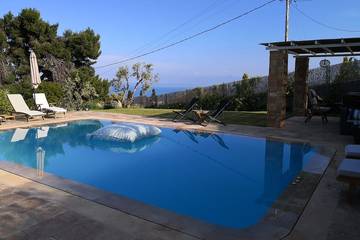 Villa mit pool für 10 Personen, mit Balkon und Whirlpool sowie Garten auf Skiathos