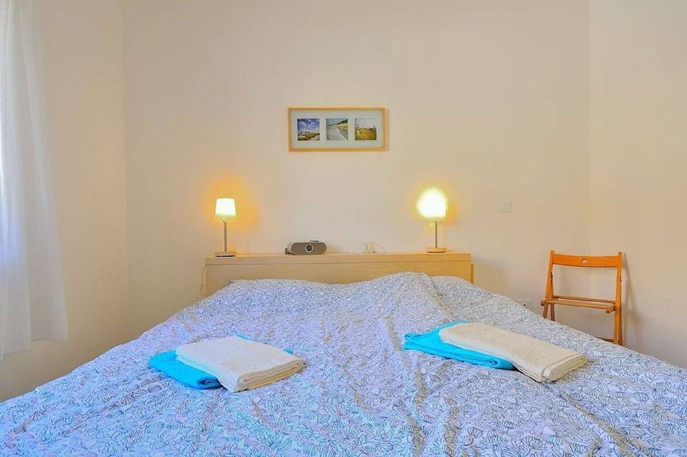Entire apartment, Blue Bay; a comfortable one-bedroom ground floor apartment with communal pool in Contrada Difesa, Pizzo
