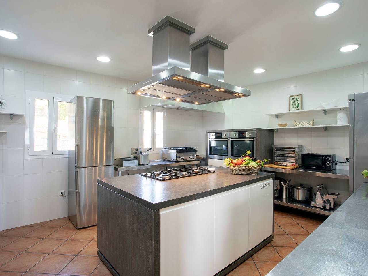 Spa-Spielzimmer mit Außen-Whirlpool und Schwimmbad in Los Romanes, Viñuela