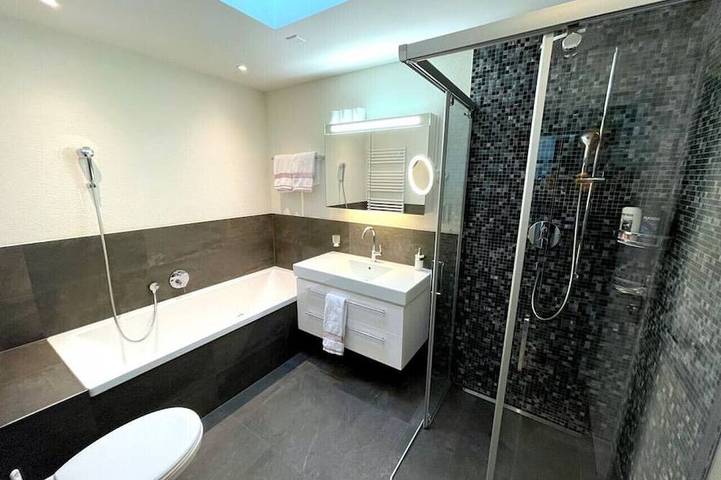 Geheel appartement, Concierge, Penthouse Alps Scenic View by SwissHut in Interlaken, Meer van Thun
