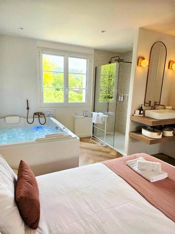 Gîte pour 2 personnes, avec jacuzzi et terrasse dans Village de Collonges la Rouge