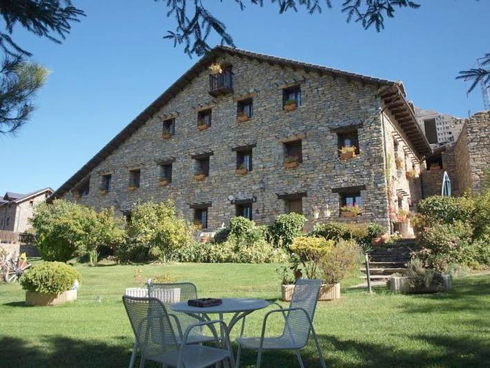 Hôtel pour 2 personnes, avec Terrasse ainsi que Jardin et Piscine à Broto
