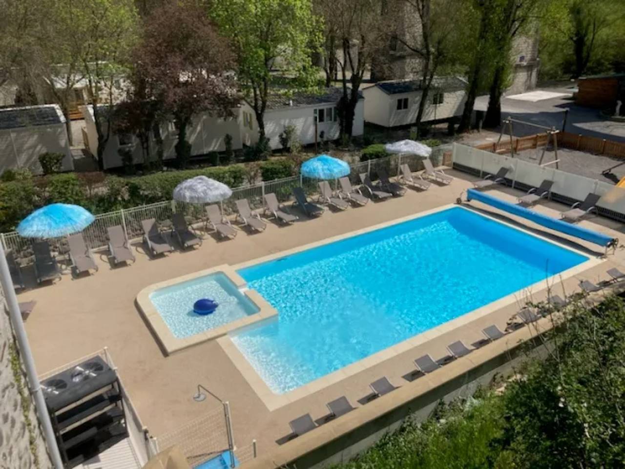 Mobil-home 'Mobil-home Confort B - 1-8 Pers' avec piscine et jardin partagés in Lavilledieu, Ardèche