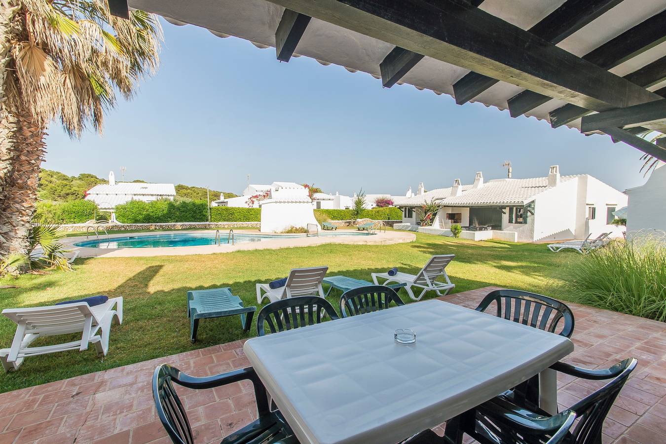 Preciosa casa de vacaciones en complejo residencial con piscina, Wi-Fi, terraza y césped in Binisafuller Platja, Sant Lluís