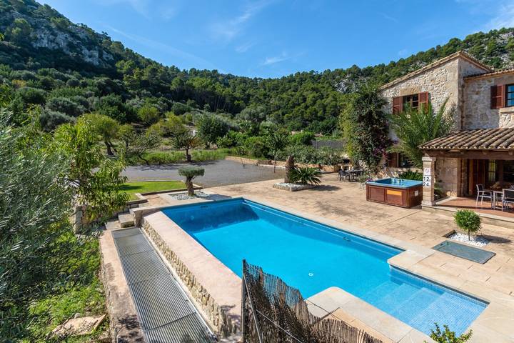 Elegant Finca Can Miquel Morro with Pool, Whirlpool, Air Conditioning, Wi-Fi, Balcony, Terraces and Mountain View; Parking Available in Pollença, Noord-Mallorca