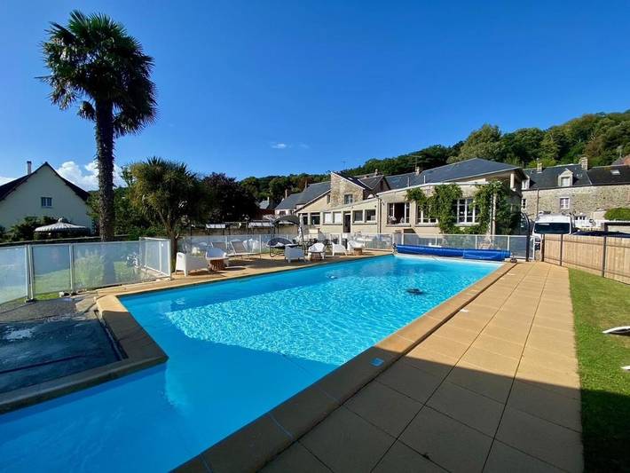 Hôtel pour 4 personnes, avec piscine ainsi que terrasse et jardin