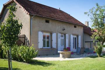 Gîte pour 8 personnes, avec jardin à Cindré