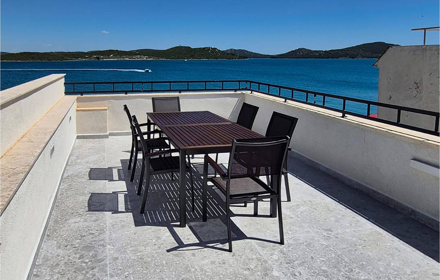 Charmante 2-Zimmer-Wohnung mit Terrasse in Strandnähe – WLAN & Parkplatz! in Betina, Tisno