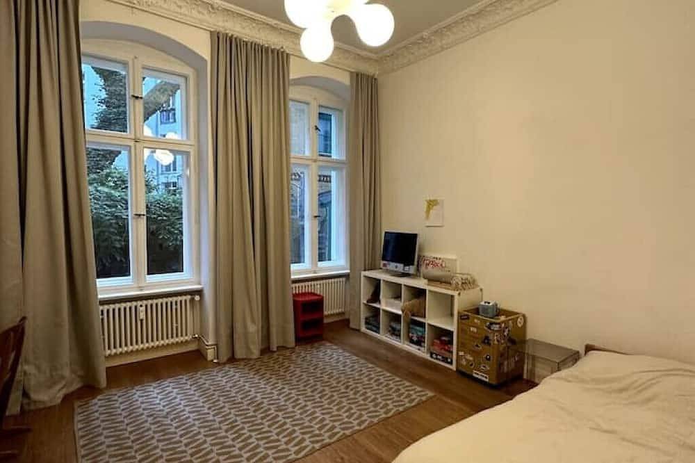 Ganze Wohnung, Großzügige Wohnung aus dem 19. Jahrhundert mit Blick auf den wunderschönen Park in Prenzlauer Berg Berlin, Berlin