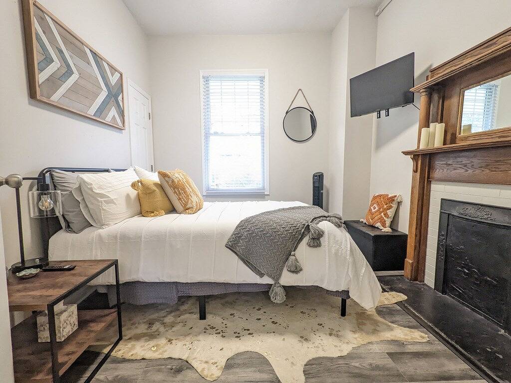 Bearcat Bungalow located in the heart of Downtown in Hendersonville, Henderson County (NC)