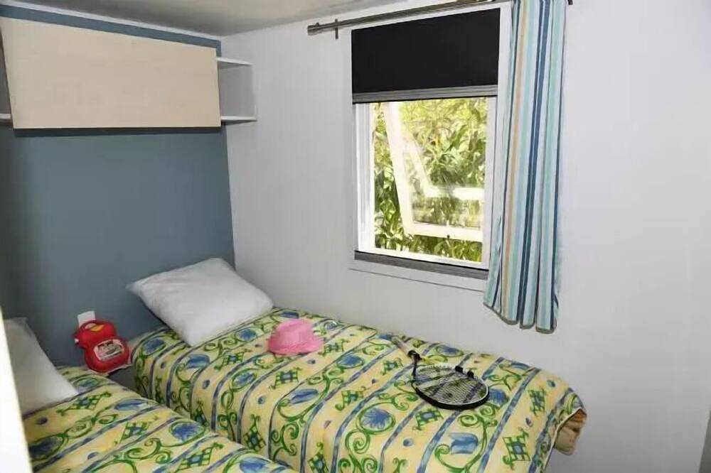 Mobil-Home Evasion 2 chambres (4 adultes et 2 enfants de -16 ans) 4 Ã  6 personnes - 4 pers. inclus dans le tarif in La Bocca, Cannes