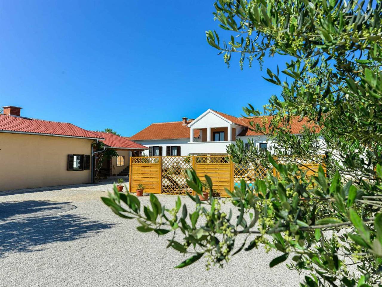 Villa in Zadar mit Schwimmbecken in Benkovac, Grad Benkovac