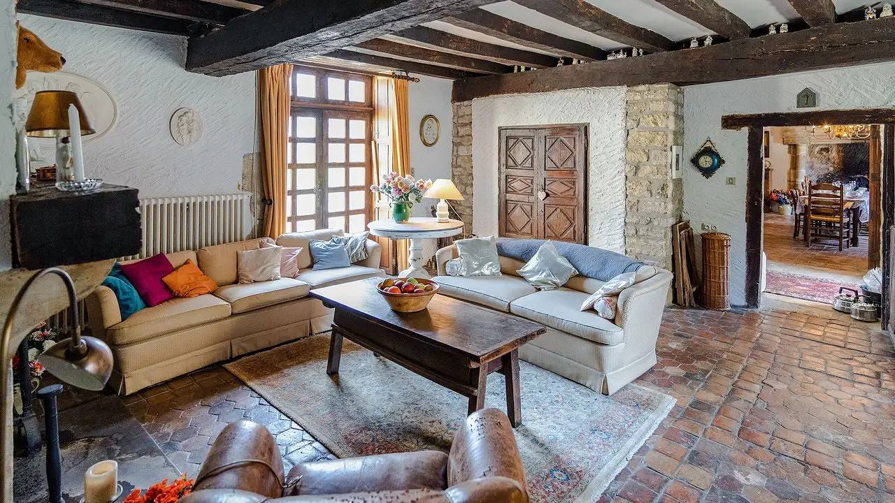 Château pour 9 personnes avec jardin in Le Veurdre, Allier