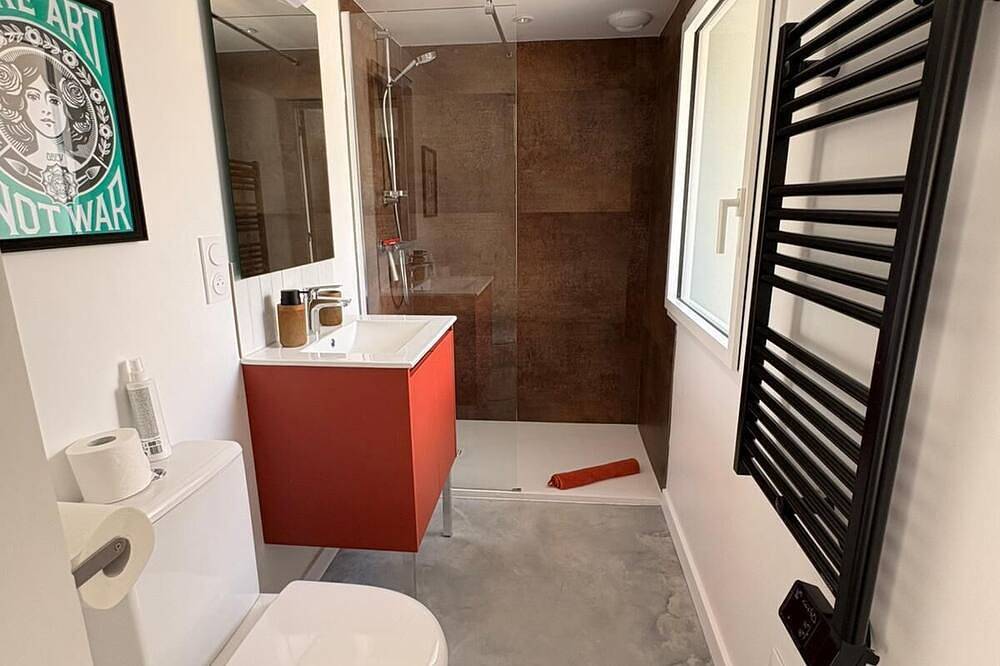 Ganze Wohnung, Cozy apartment for 6 people with a large terrace, 15 minutes from the ocean; pets allowed in Merlevenez, Côte des Mégalithes