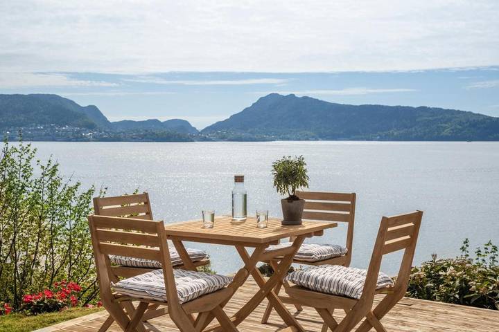 Ferienwohnung für 6 Personen, mit Ausblick und Garten in Bergen