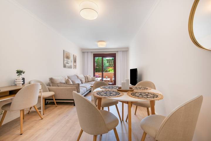 Apartamento entero, Apartamento 'Altea Marbella' con piscina comunitaria, Wi-Fi y aire acondicionado in El Paraiso Golf Estepona, Benahavís