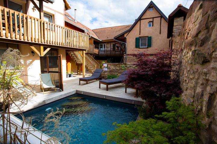 Gîte pour 4 personnes, avec balcon ainsi que piscine et vue à Bergbieten