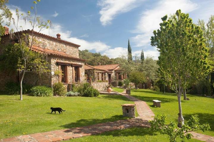 Casa rural con piscina para 2 personas, con piscina además de jardín y piscina para niños, Se admiten mascotas en Sierra de Huelva