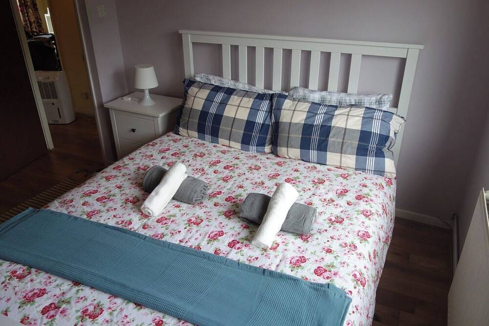 Entire apartment, New Cosy 2 Bedroom Flat - Englefield Green in Thorpe Park, Surrey