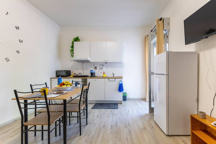 Entire apartment, Apartment 'Trilocale In Villa Con Piscina' with Mountain View, Shared Pool and Wi-Fi in Comiso, Ragusa Province