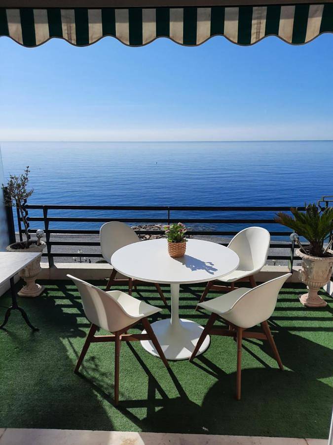 Gîte pour 2 personnes, avec vue et terrasse dans Plage Fabron Bambou Nice