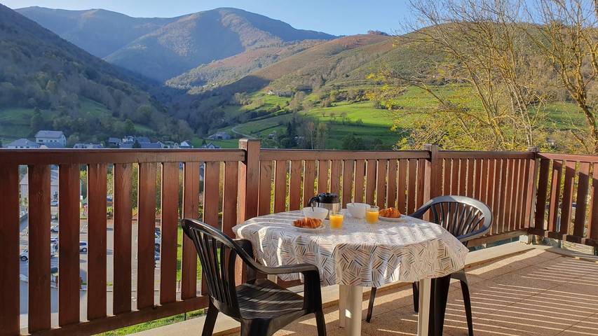 Gîte pour 3 personnes, avec terrasse et piscine à Arreau