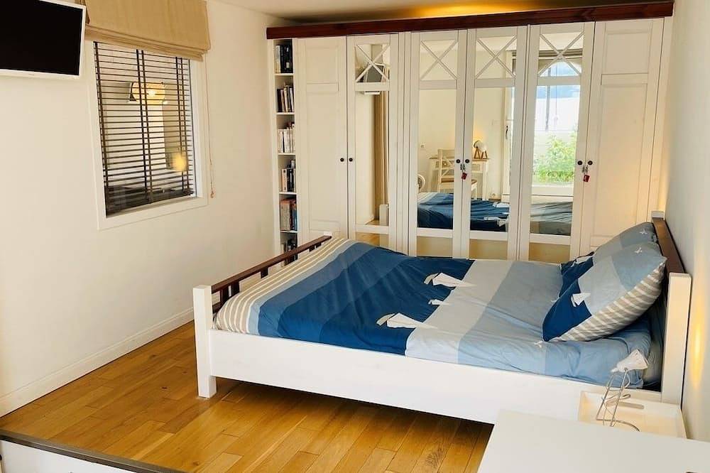 Appartement entier, Rez-de-chaussée de villa posée sur le sable à 10 m de la mer, sur la Côte d'Azur in Les Sablettes, Côte méditerranéenne (France)