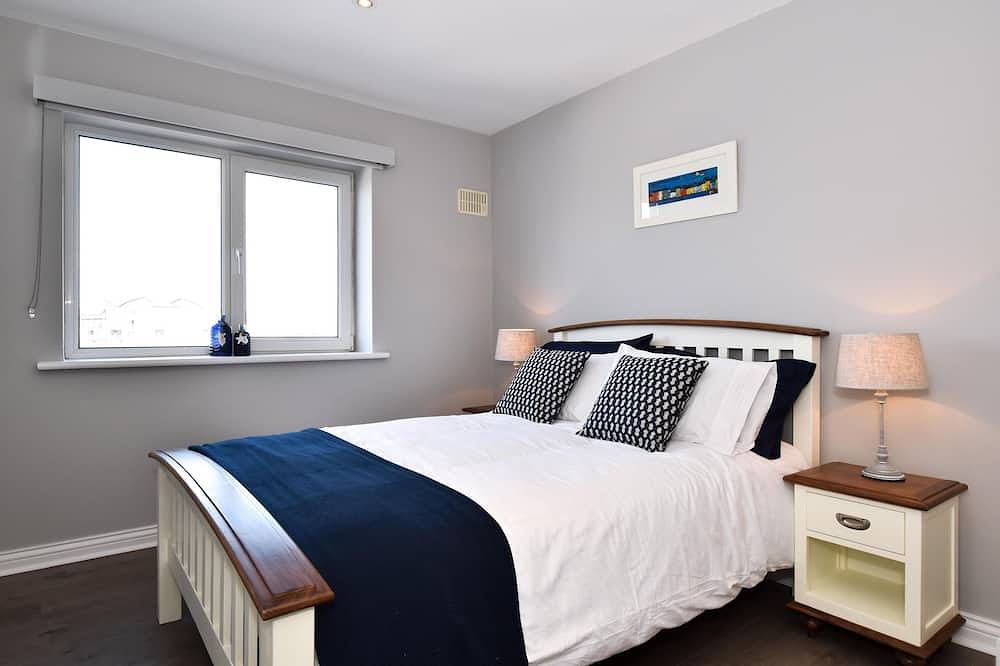 Entire apartment, Galway district harbor views in Eyre Square, Galway