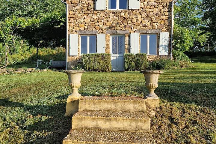 Gîte pour 2 personnes, avec jardin et piscine, animaux acceptés