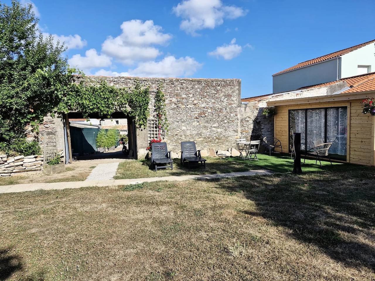Appartement 2 Personnes Proche Plage aux Sables d'Olonne – Piscine Chauffée 2 personnes in Olonne-sur-Mer, Les Sables-d'Olonne