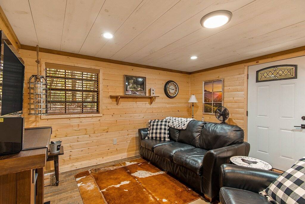 Log Cabin for 6 Guests in Fontana Lake, Swain County