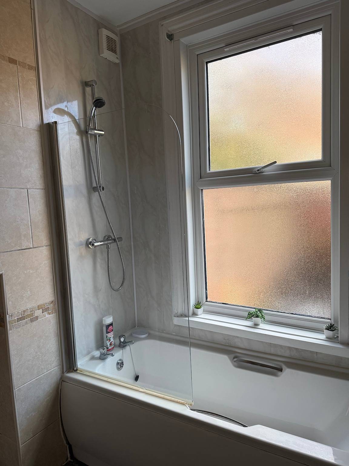 Entire holiday apartment, 1 Bed Flat - Sleeps 5 - Parking - Wifi in Leicester, Heart of England