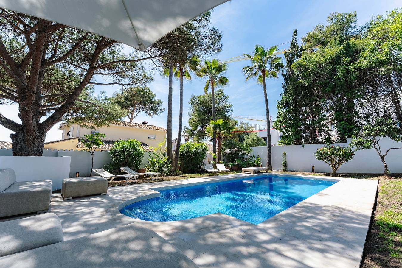Villa Boho junto a la playa a 100 m del mar en Marbella Este in Las Chapas, Marbella