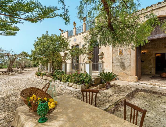 Casa vacanze "The Holiday and Art Seahorse House" con vista sulle montagne, piscina privata e Wi-Fi in Vittoria, Provincia di Ragusa