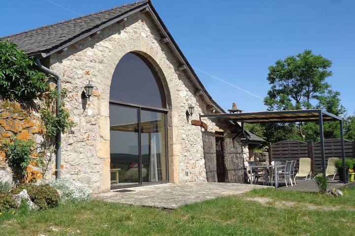 Gîte pour 5 personnes, avec jardin et terrasse, animaux acceptés à Saint-André-de-Vézines