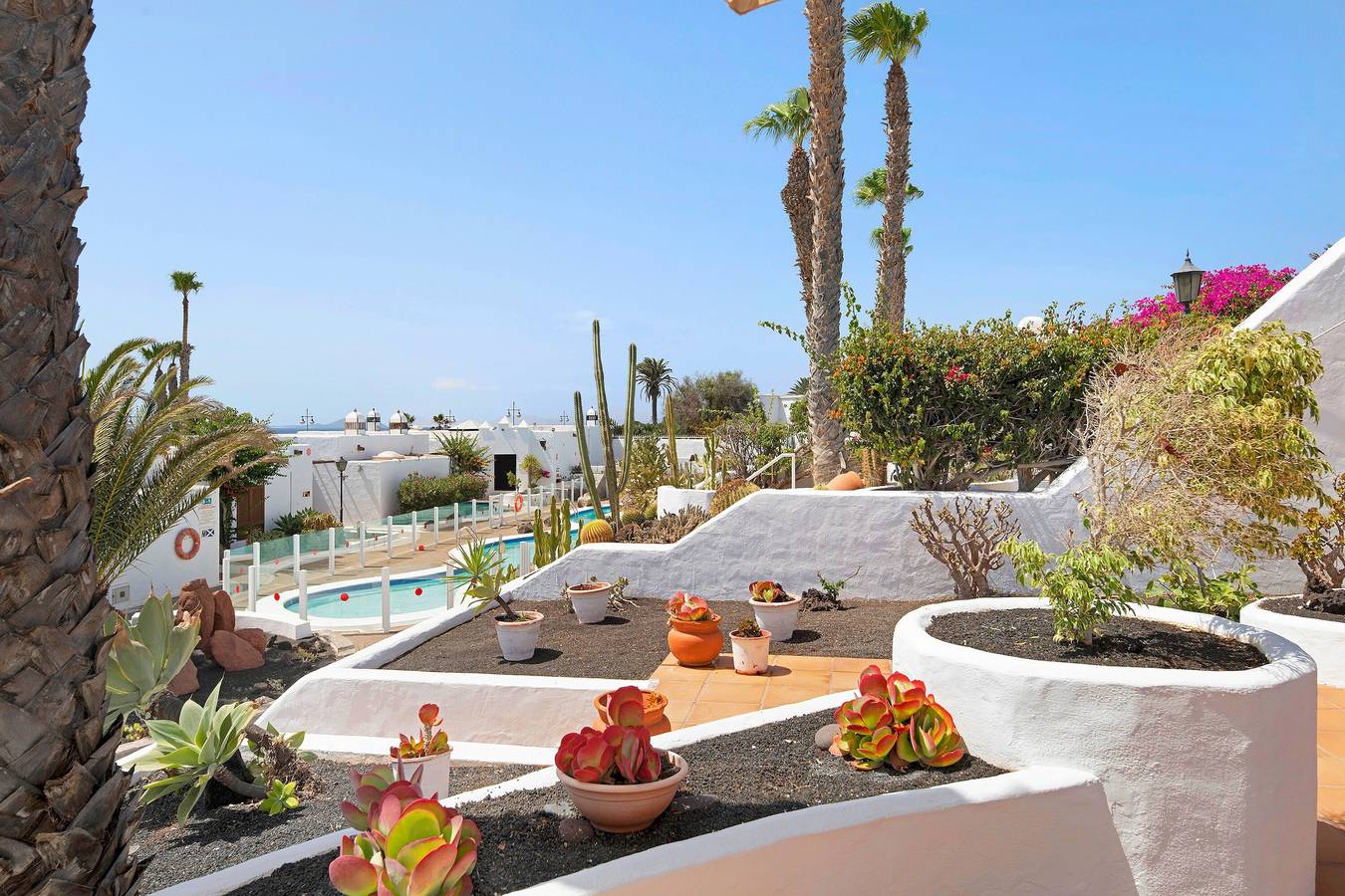 Entire apartment, Holiday Apartment "Puerto Chico 5" with Private Garden, Shared Pool & Sea View in Playa Blanca, Yaiza