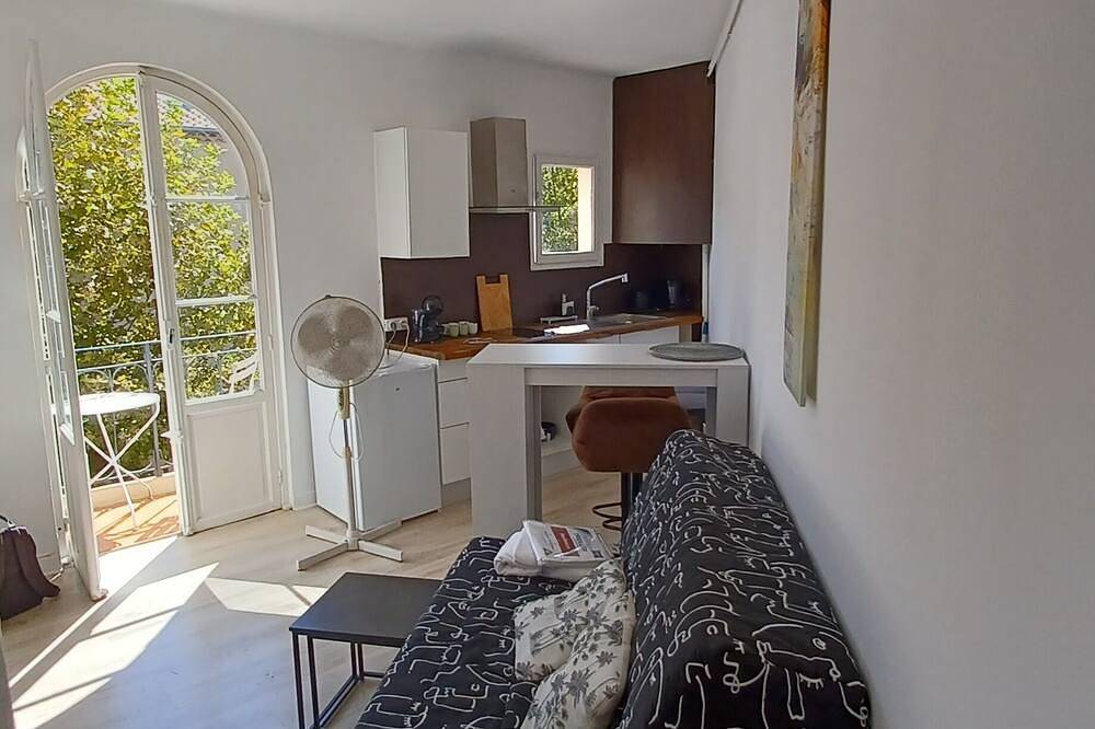 Entire apartment, Fully-equipped 2-room apartment with 50m2 semi-covered terrace. in Le Rouret, Cannes region