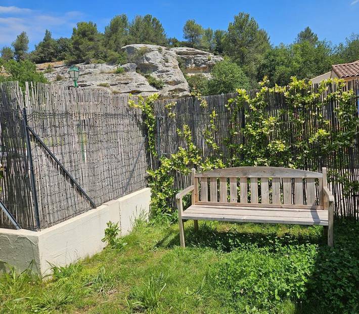 Location de vacances pour 6 personnes, avec vue et piscine ainsi que terrasse et jardin à Beaumettes - 3